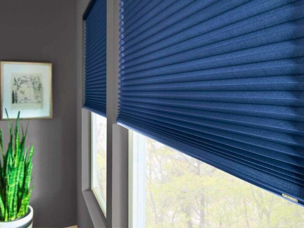 Double cell shades are perfect for rooms requiring consistent comfort, such as bedrooms or home offices. Their noise reduction qualities make them ideal for homes near busy streets, while their insulation helps lower heating and cooling costs.